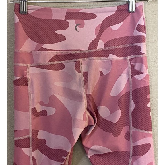 Zyia Active Women's Size 4 Light N Tight Pink Camouflage Capri Yoga Leggings - Picture 5 of 8